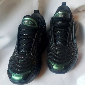New Nike Air Max 720 Black Laser Fuchsia size 6Y
